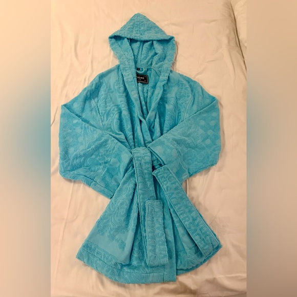 Versace Allover polka dot bathrobe and slipper set - Picture 3 of 15